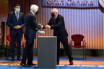 El Cabildo entrega sus honores y distinciones a 19 personas y entidades por su labor en favor de la sociedad grancanaria/TA.